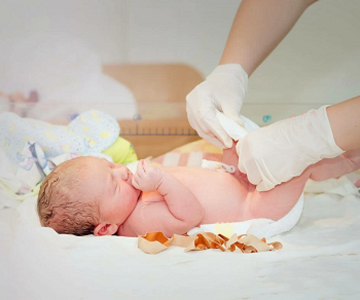 Если ребенок родился в мае. Новорожденный в родильном зале. Обработка пупка новорожденному в роддоме. Обработка новорожденных в родильном доме.