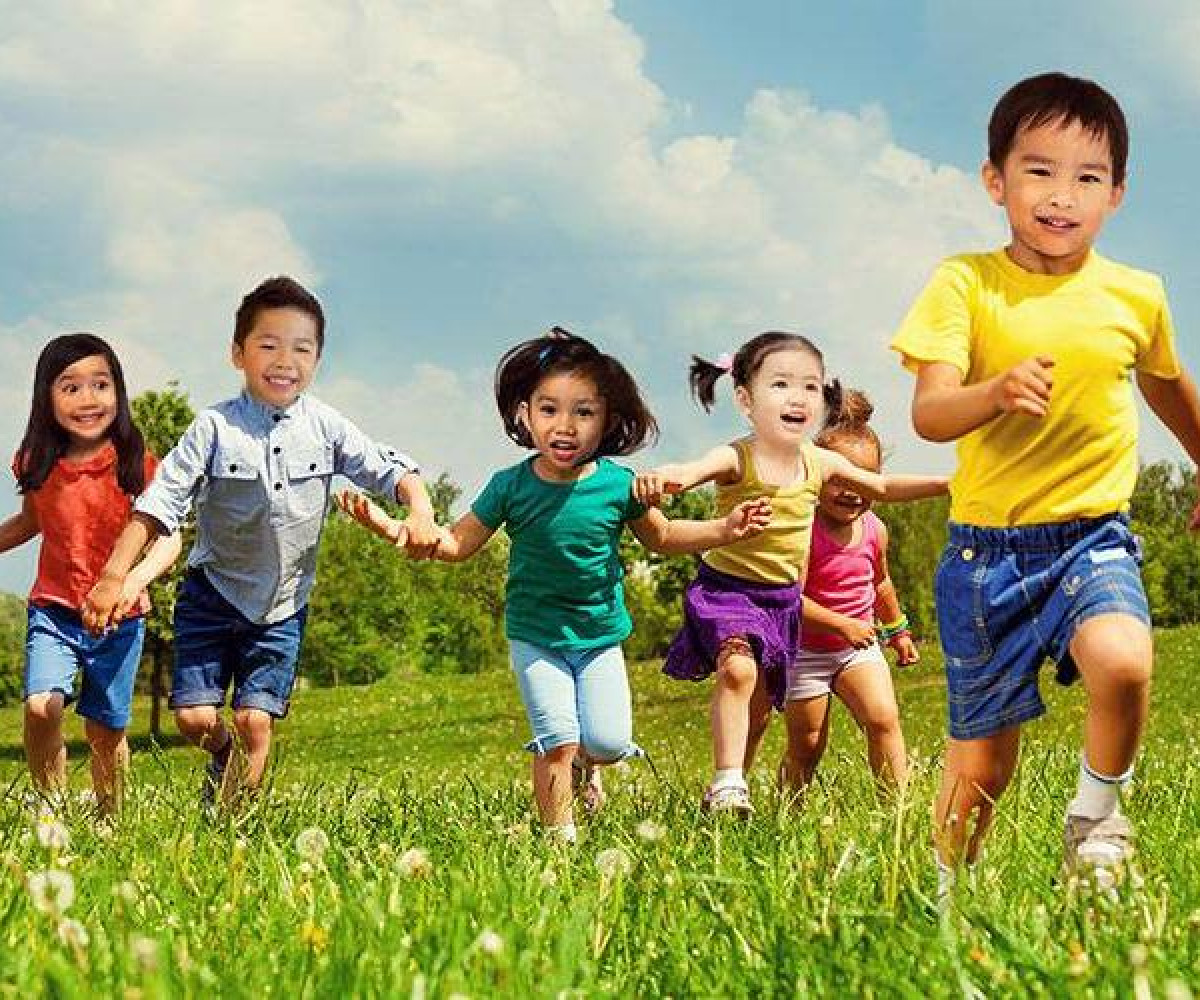 Уразов балалар. Счастливый ребенок. Счастливые дети бегут. Счастливые дети Казахстан. Счастливые дети в лагере.
