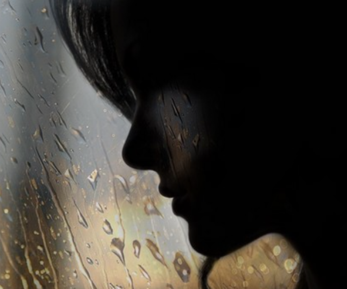 Плачешь у окна по нему скучаешь. Девушка плачет у окна. Плачущая девушка под дождем. Девушка дождь грусть. Девушка у окна дождь.